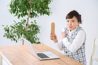 エアコンの温度設定争奪戦！
男女の体感温度が違うのなぜ？