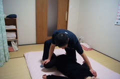 脚部・臀部をゆるめる施術