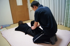 脚部・臀部をゆるめる施術